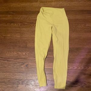 Yellow lululemon aligns. Lengh:25in Size:6